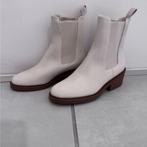 JustFab Cream Ankle Booties new without tags